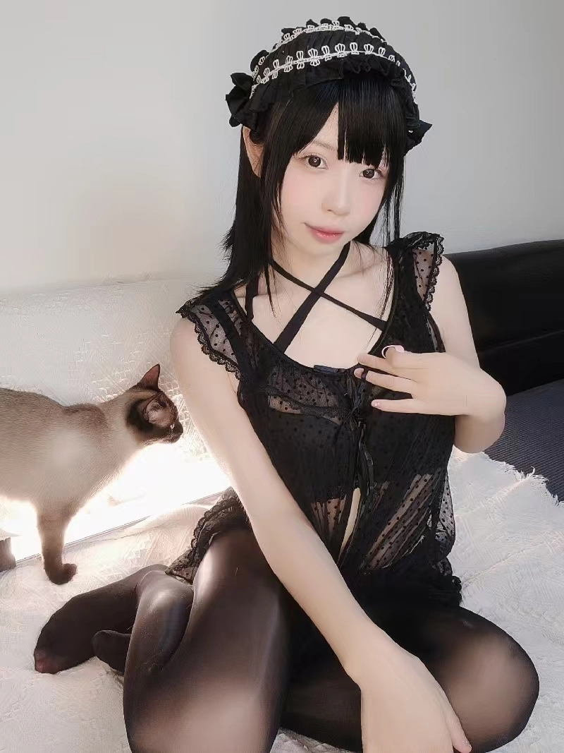 香川澪直起了腰背，展现她的时尚感