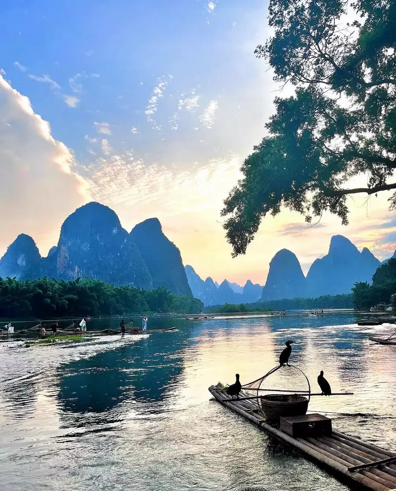 天空，夕阳，群山，溪流，小木筏上休息的鱼鹰